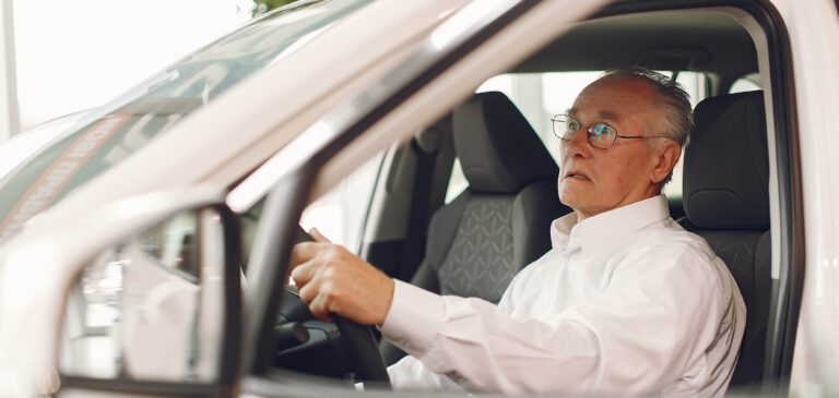 Un senior est en train de conduire