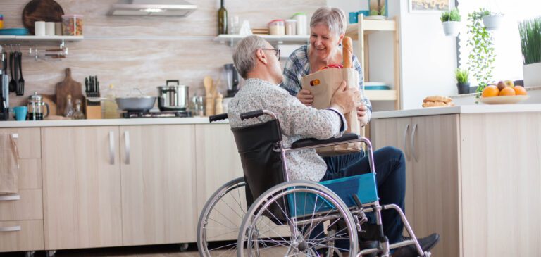 Un couple. Le mari est en situation de handicap