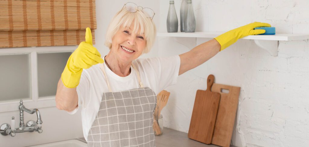 Personne âgée qui effectue ses tâches ménagères