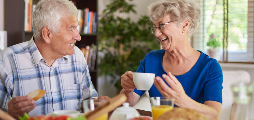 Un couple de senior est en train de manger