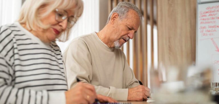 Deux seniors sont à un atelier bien-être senior