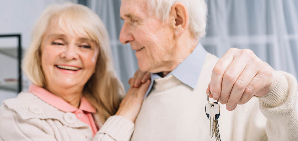 Un couple ont les clés pour emménager dans des logements sociaux.