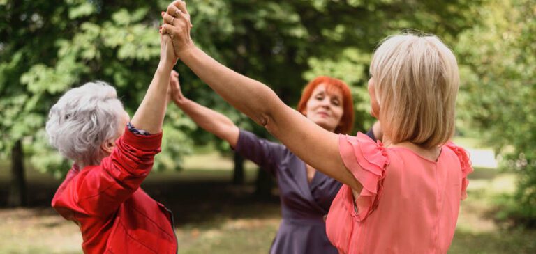 trois femmes se tiennent les mains. Elles effectuent ensemble un loisir