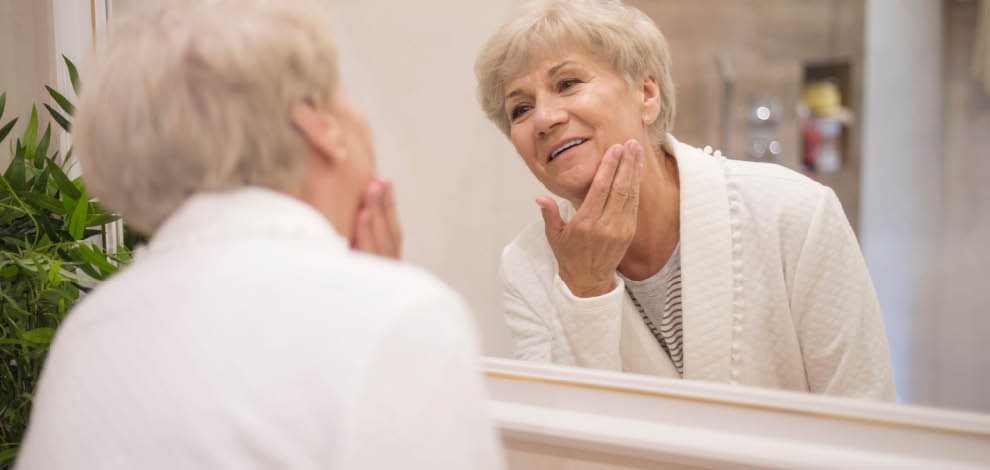 Une femme prend soin de sa peau mature.