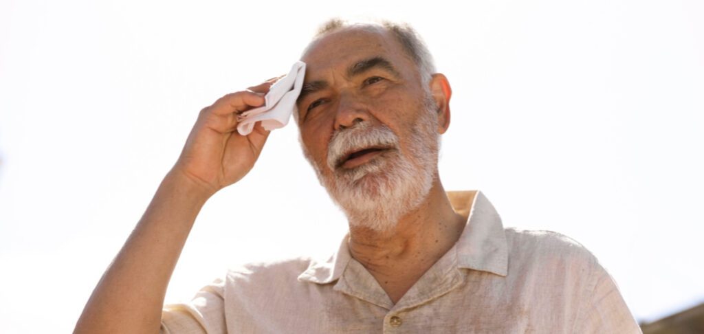 Un senior s'essuie le front à cause de la canicule
