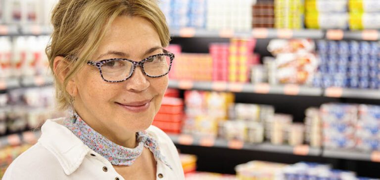 Une senior fait ses courses