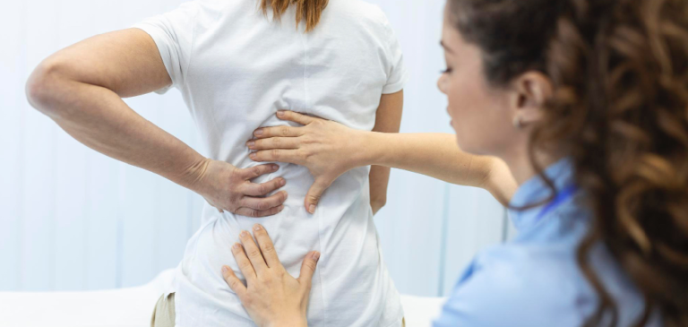 Une senior fait une séance d'ostéopathie