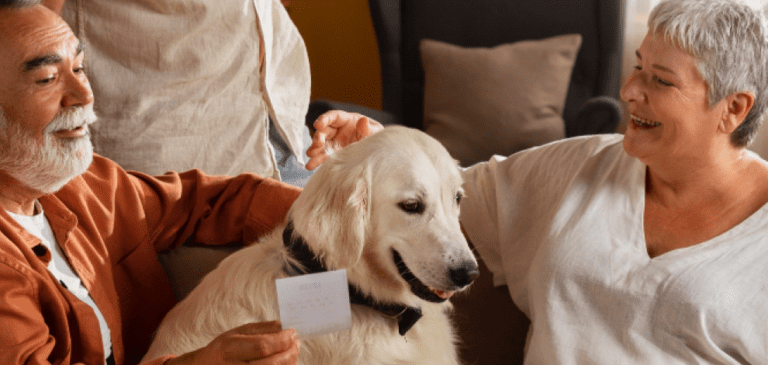 Deux seniors sont avec leur animal de compagnie, leur chien.
