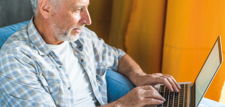Un homme cherche un logement senior