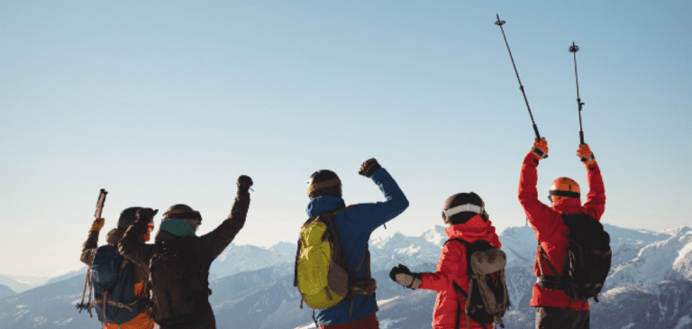 Des seniors sont en vacances en ski