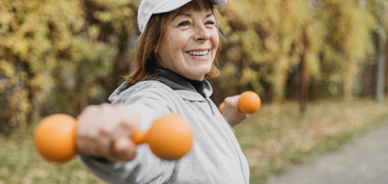 Une senior pratique une des activités physiques proposées