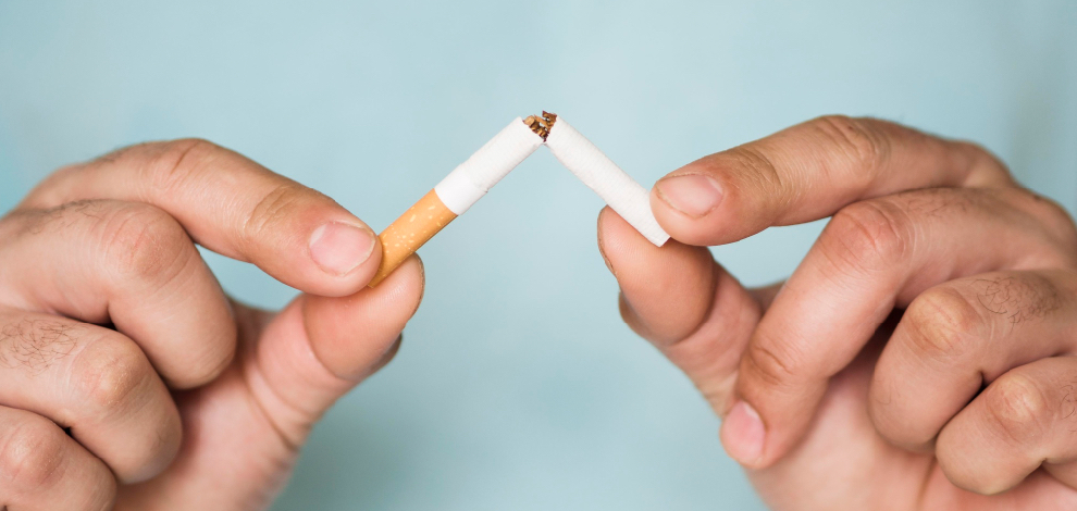 Un homme casse sur cigarette car il veut arrêter de fumer
