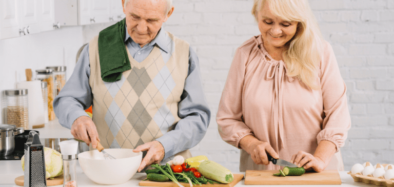 Un couple de senior participent à des ateliers de cuisine