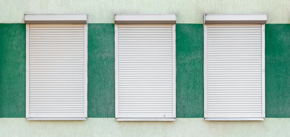 Volets roulants modernes sur une fenêtre de maison, illustrant une solution pratique et esthétique pour améliorer le confort et la sécurité des retraités.