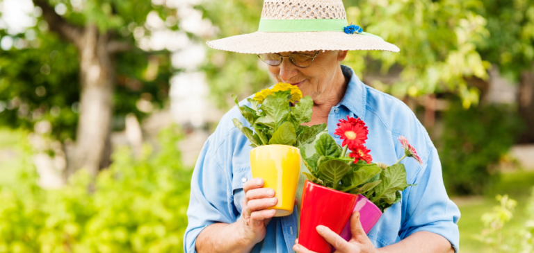 Une senior fait du jardinage.