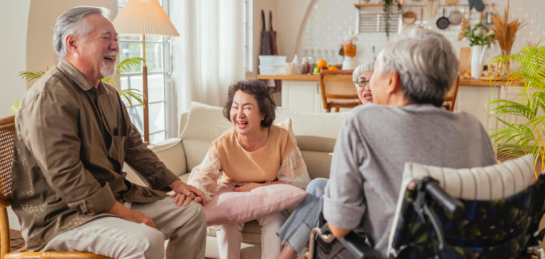 Un couple de senior échangent avec leur ami concernant le dispositif Maprimeadapt'