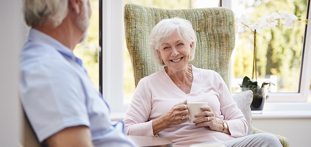 Une femme agée heureuse ayant optée pour une des alternatives à la maison de retraite.