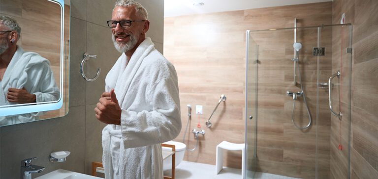 Homme senior avec une douche sécurisée pour éviter de glisser dans la salle de bain