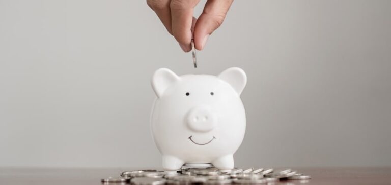 Une tirelire illustrant le fait qu'il est possible de baisser ses charges à la retraite et faire des économies